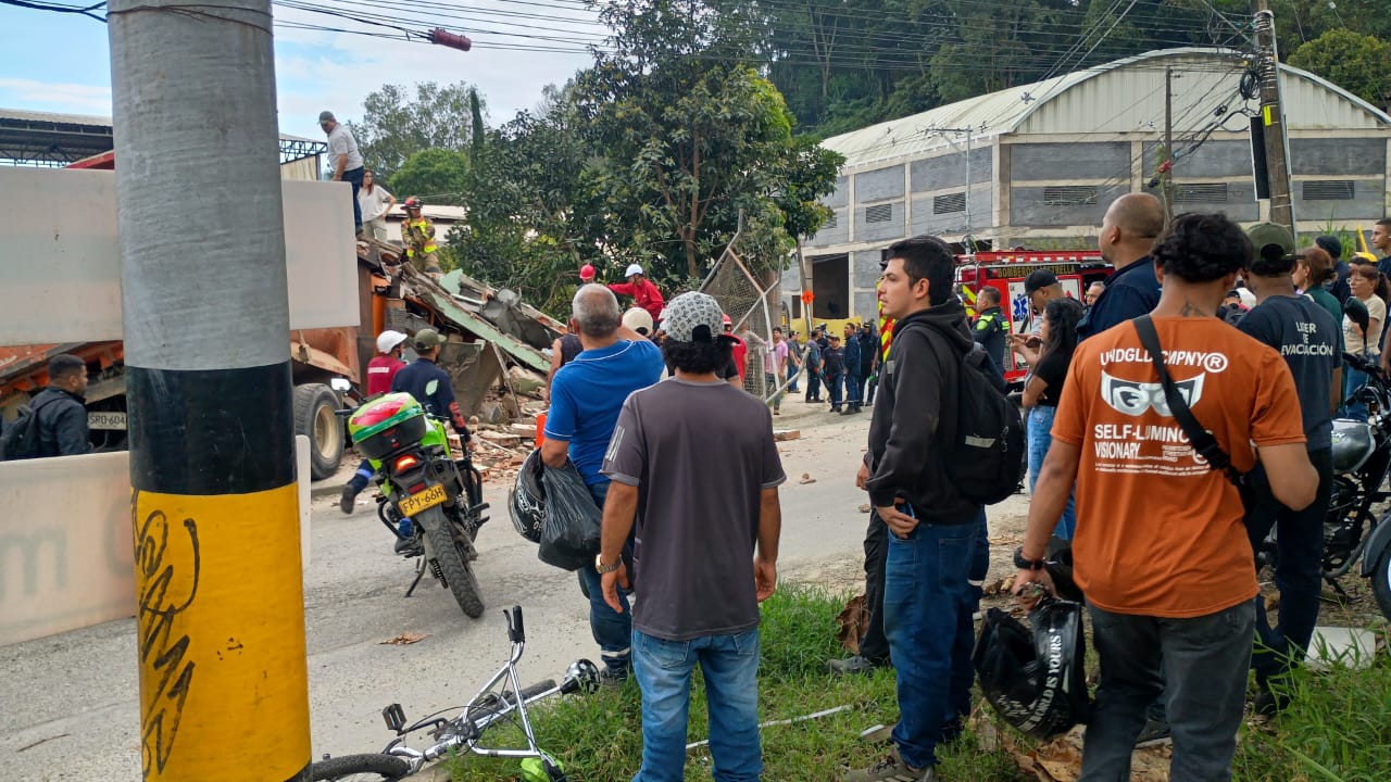 Tragedia en La Estrella: volqueta sin frenos deja un muerto y varios heridos