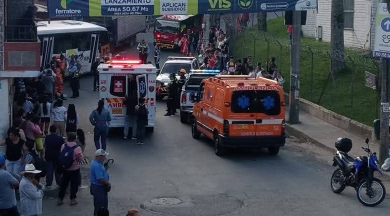 Accidente entre bus y camión deja seis heridos y cierre vial en La Tablaza