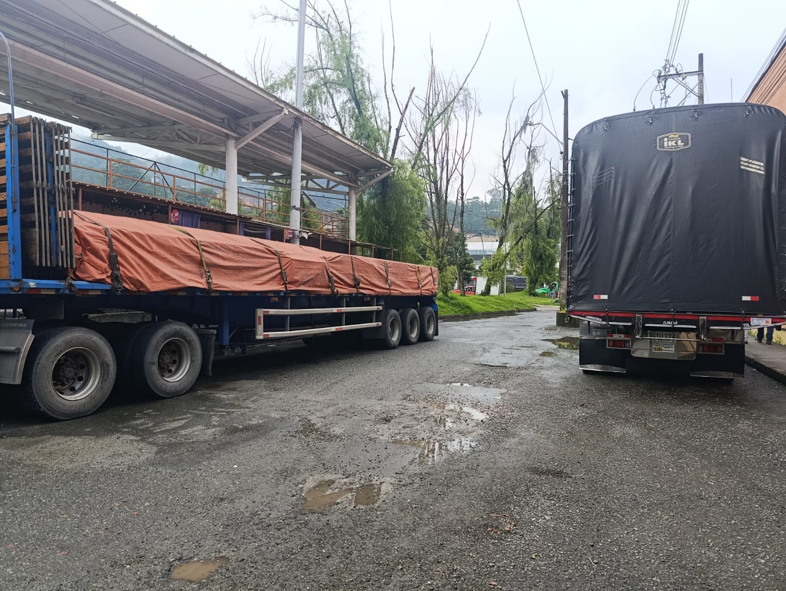 Camiones invaden vía en La Tablaza y generan alarma por movilidad e inseguridad cerca del coliseo